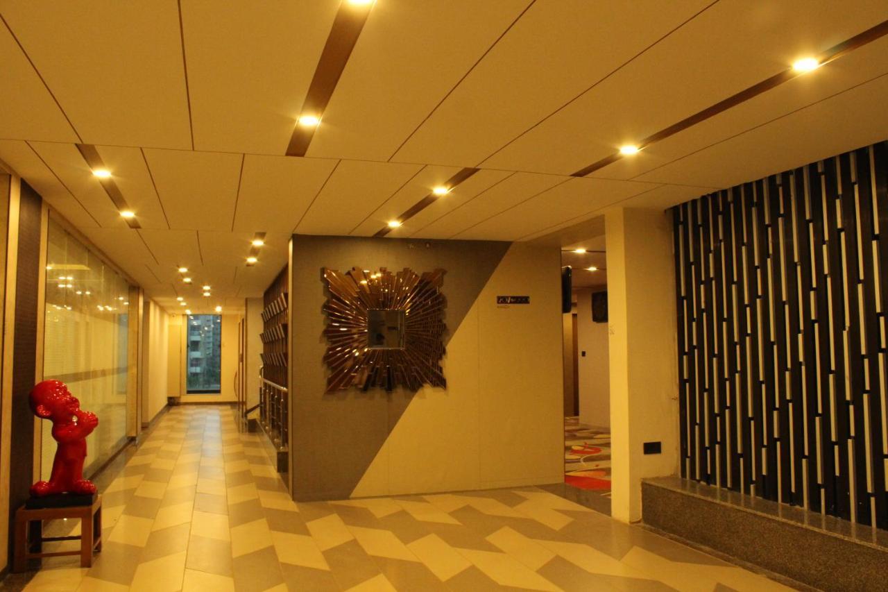 Zip By Spree Hotels Surat Exterior foto
