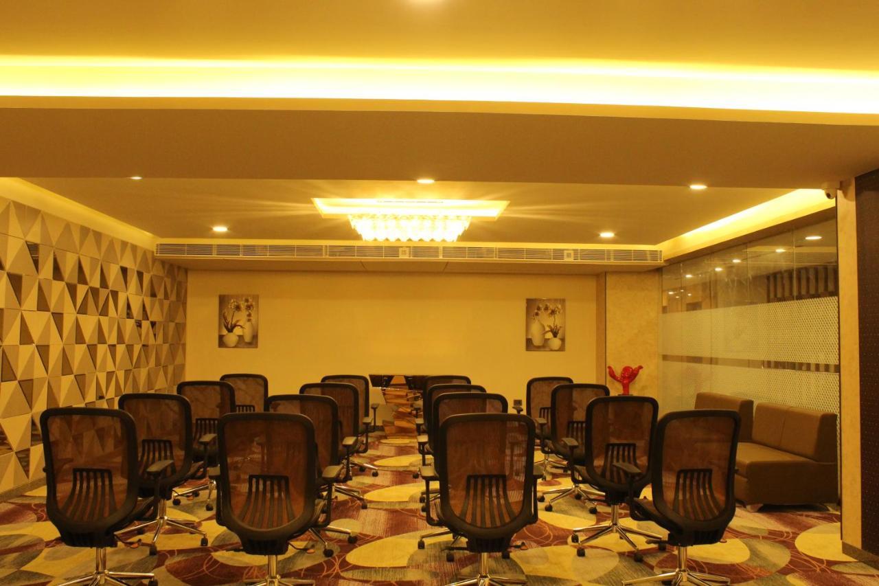 Zip By Spree Hotels Surat Exterior foto