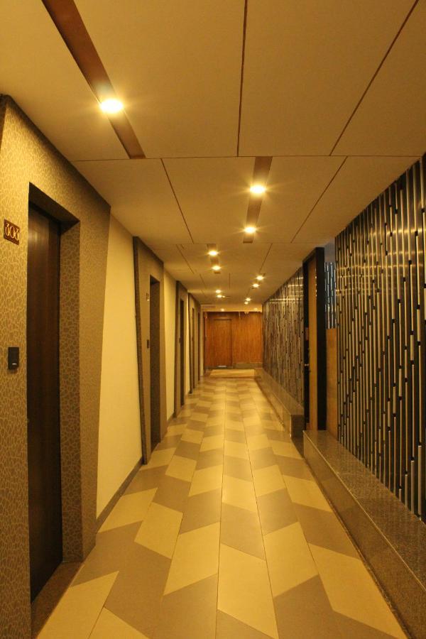 Zip By Spree Hotels Surat Exterior foto