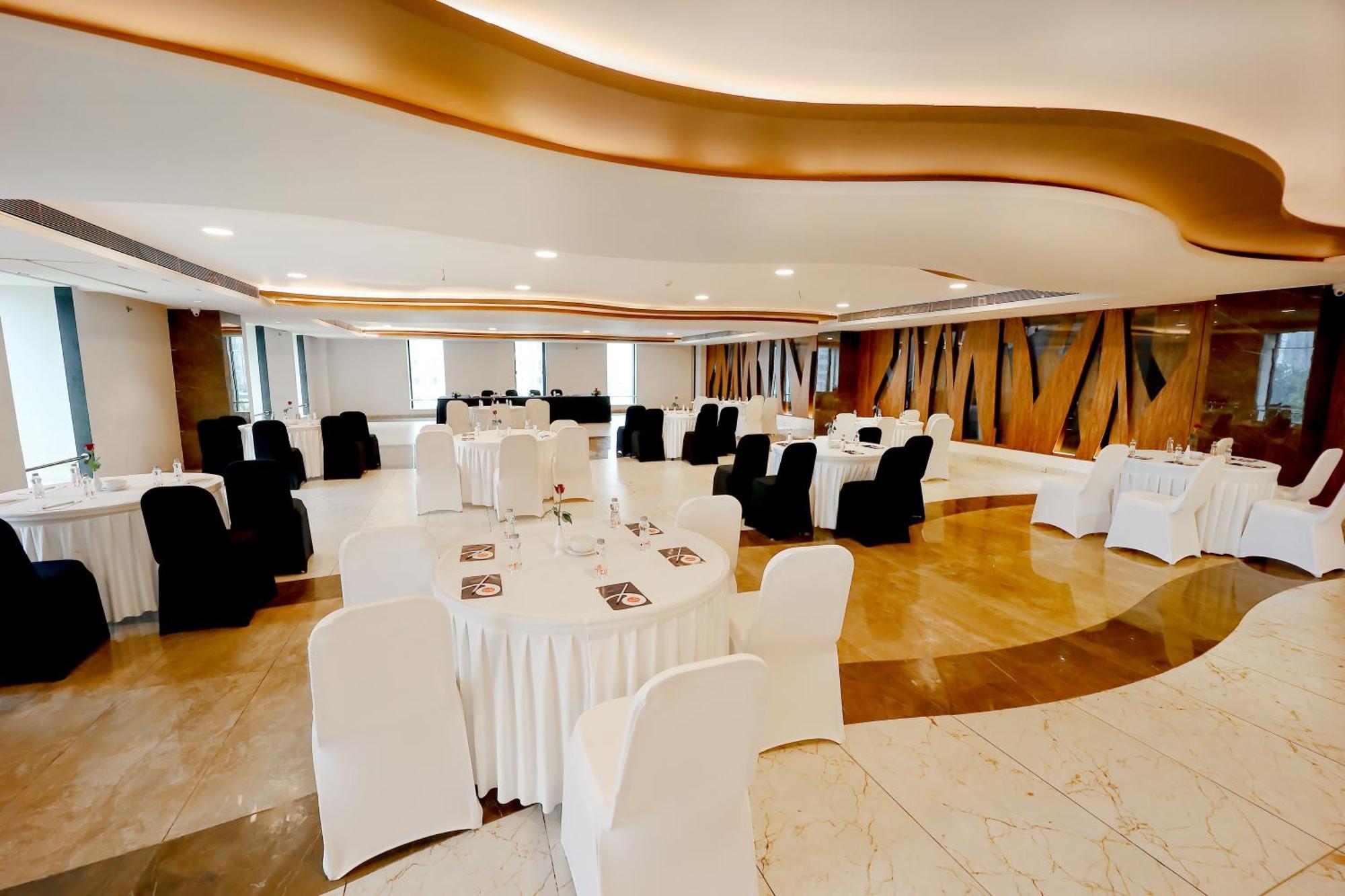 Zip By Spree Hotels Surat Exterior foto
