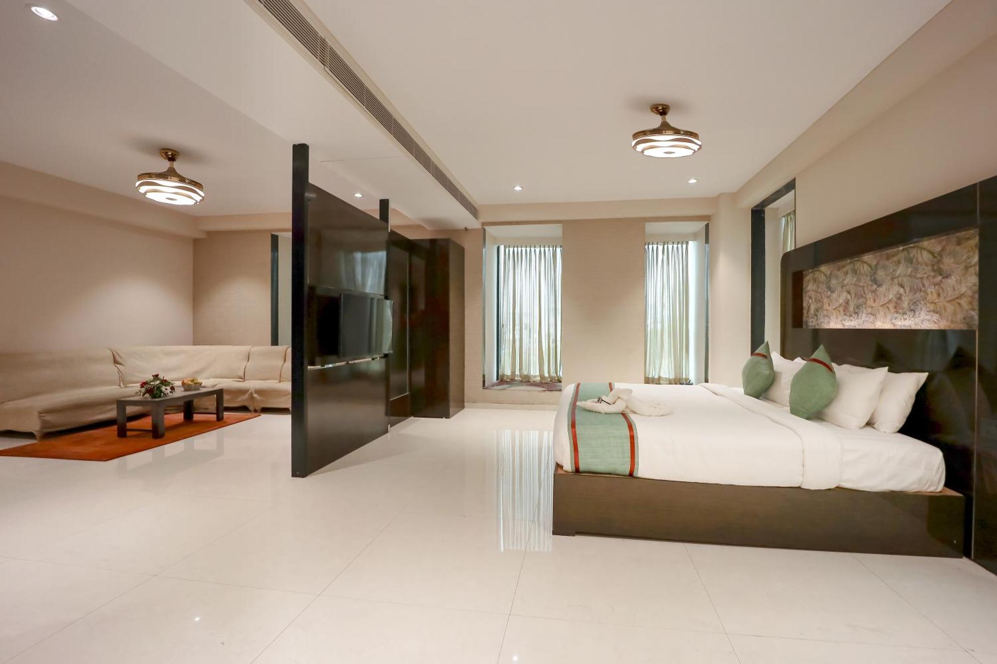 Zip By Spree Hotels Surat Exterior foto