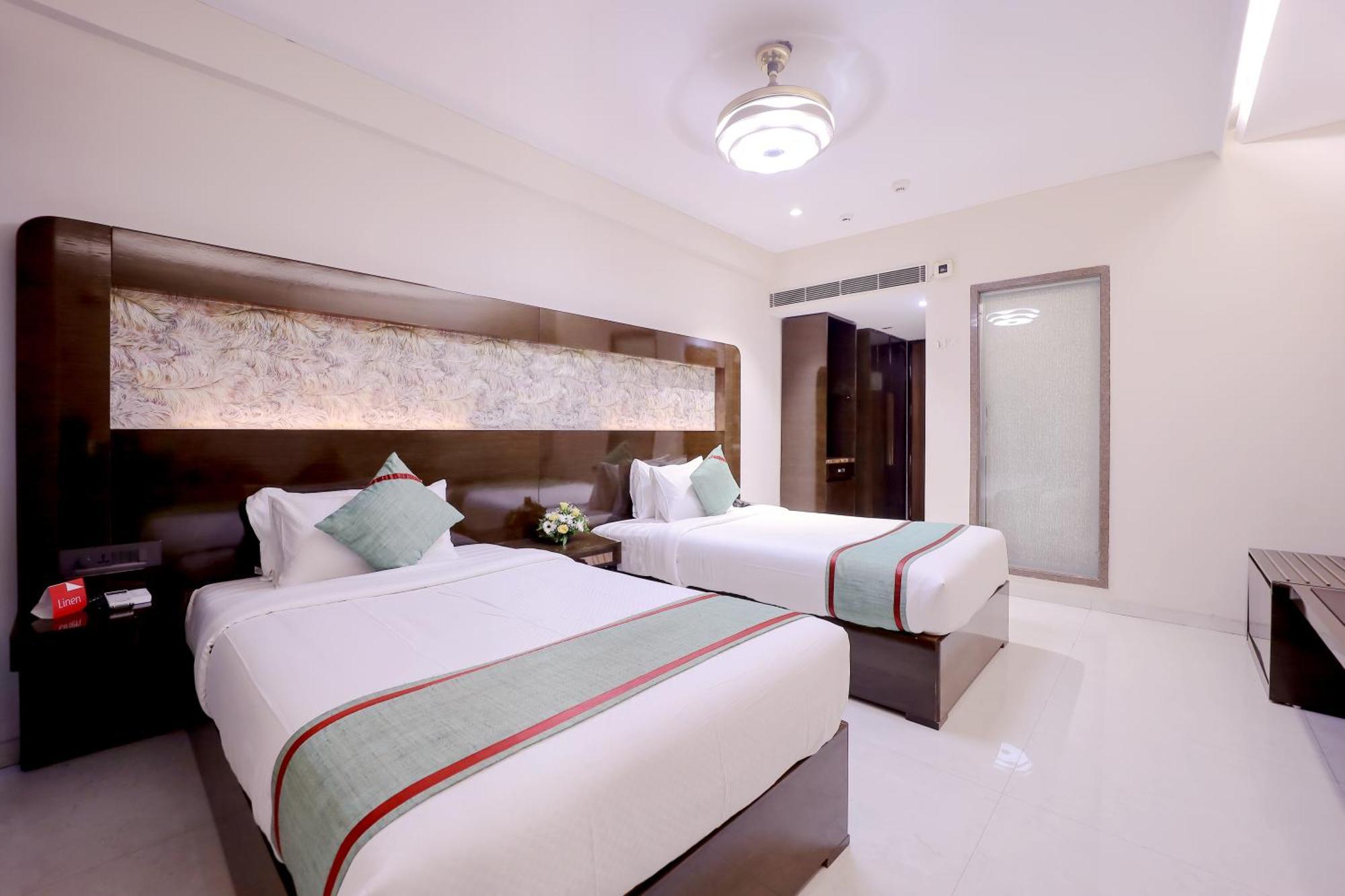 Zip By Spree Hotels Surat Exterior foto