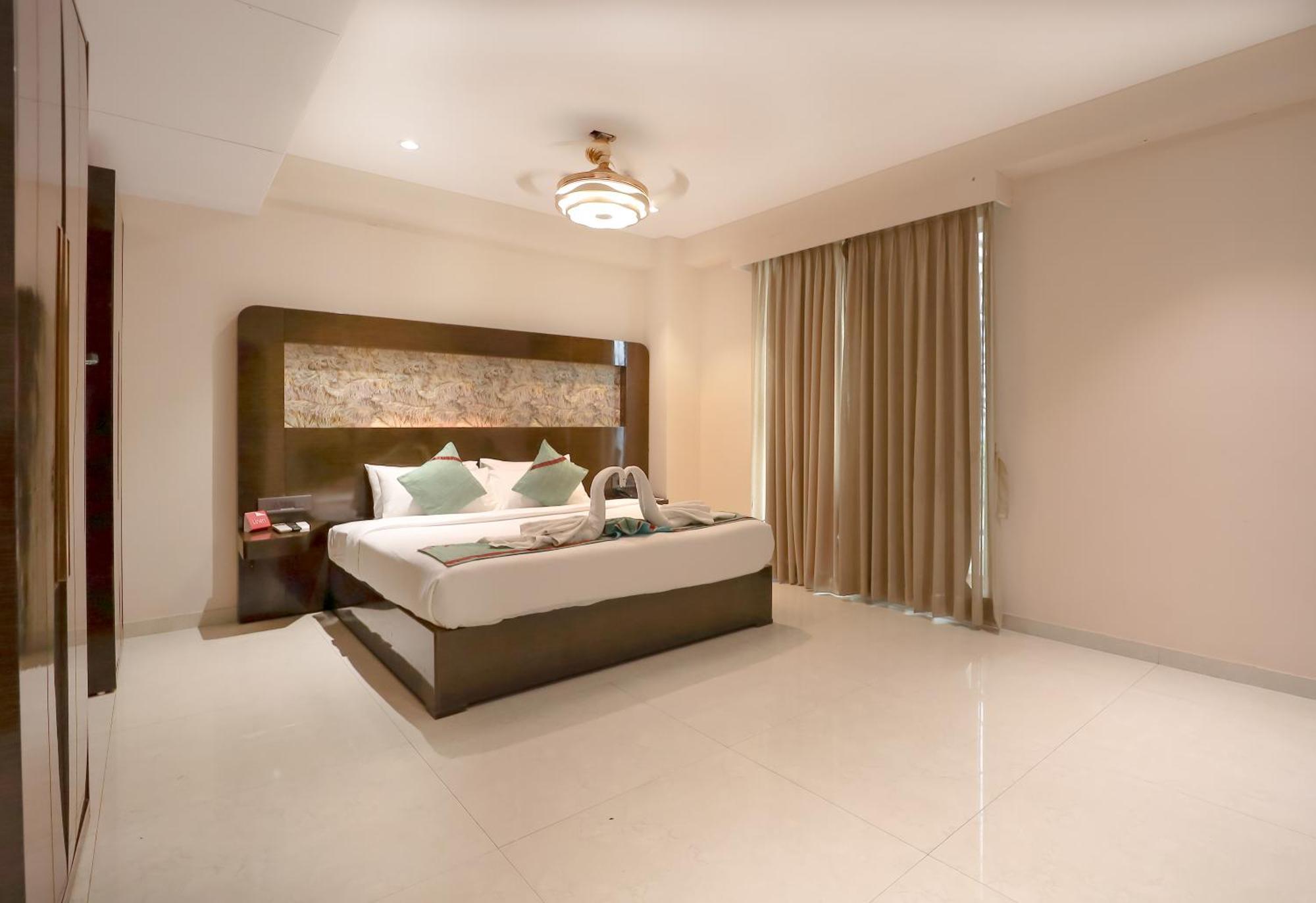 Zip By Spree Hotels Surat Exterior foto